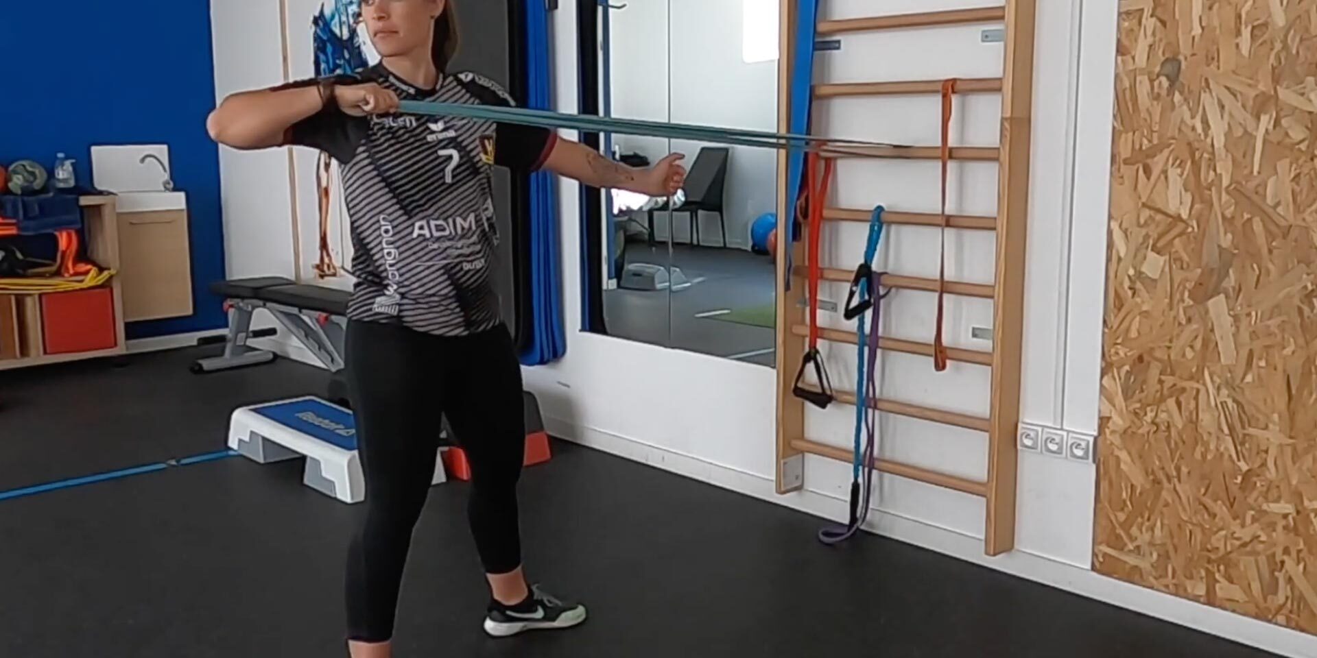 Renforcez vos épaules avec un élastique – épisode 1 Renforcez vos épaules avec un élastique - épisode 1