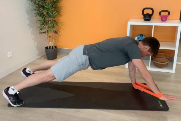 Renforcez vos épaules avec un élastique - épisode 2