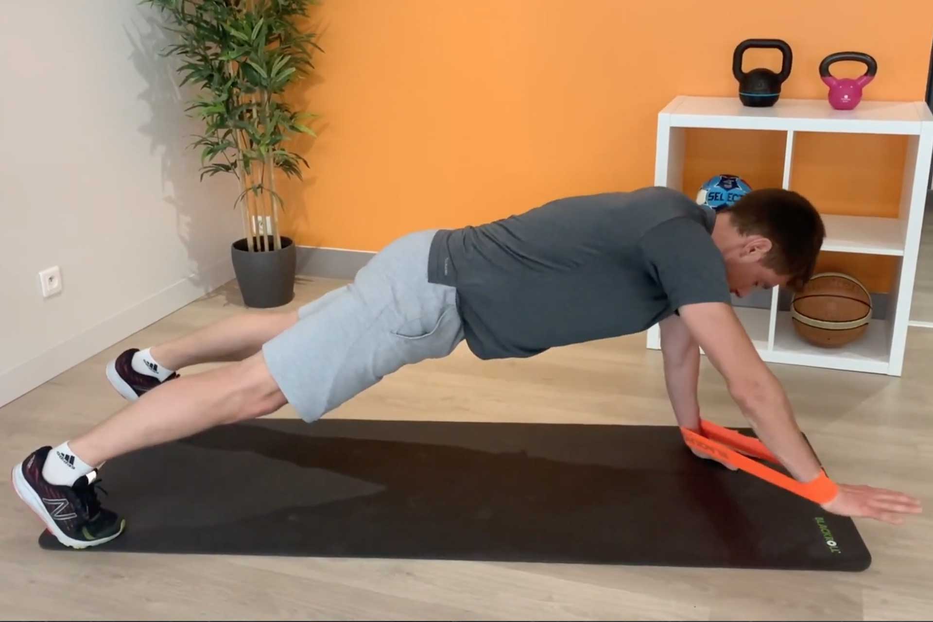 Renforcez vos épaules avec un élastique - épisode 2